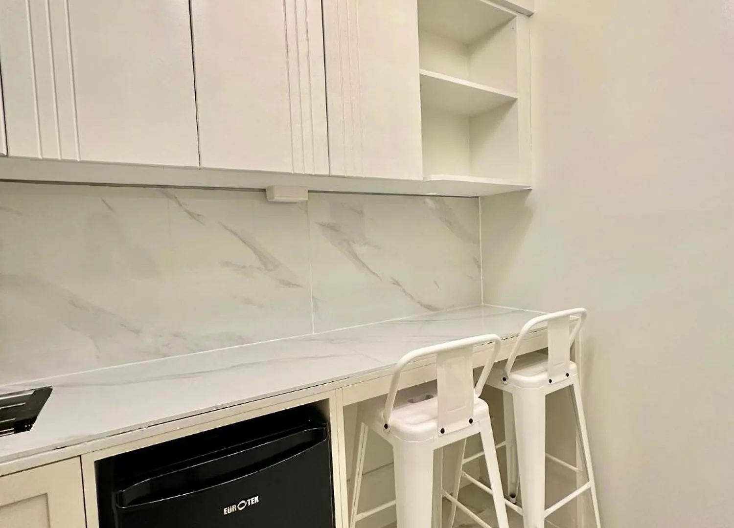 Studio Two Condominium, Alabang Northgate Cyberzone, Gray-Fiber Wi-Fi Netflix Ready Manila Philippines
